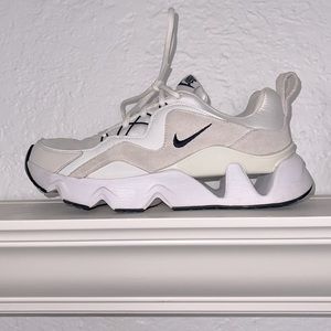 Nike RYZ 365 Shoes in White